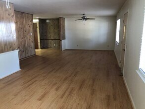 109 Broadmoor Dr in Fredericksburg, TX - Foto de edificio - Building Photo