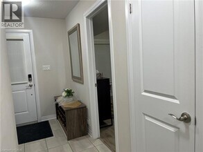 144 S Creek Dr in Kitchener, ON - Building Photo - Building Photo