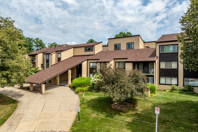 Westwood Village Condominiums in Fairlawn, OH - Building Photo - Building Photo