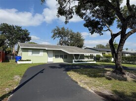 6721 McClellan St in Hollywood, FL - Building Photo