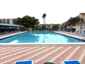 7076 Huntington Ln in Delray Beach, FL - Building Photo - Building Photo