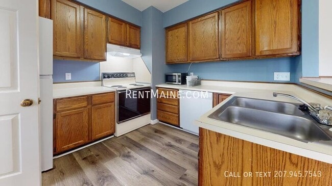 114 Main Rd S in Hampden, ME - Foto de edificio - Building Photo