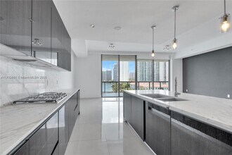 3300 NE 188th St in Aventura, FL - Building Photo - Building Photo