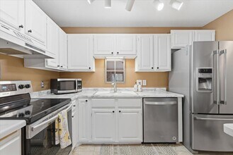 10451 Greenbrier Rd in Minnetonka, MN - Building Photo - Building Photo