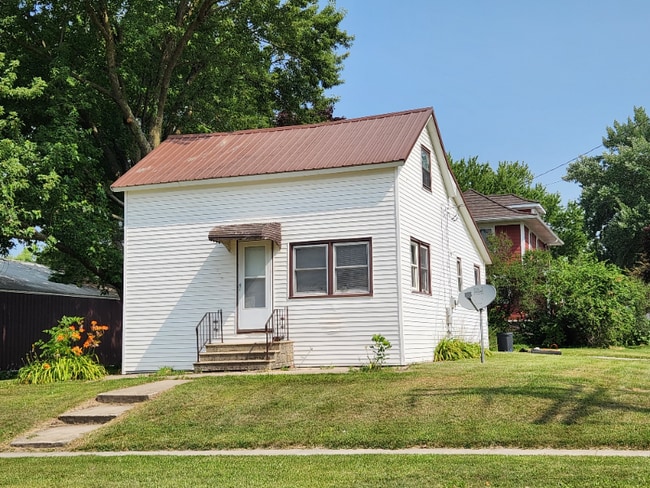 714 8th St NE in Independence, IA - Foto de edificio - Building Photo