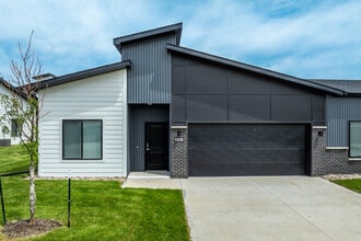 Rialto Townhomes in Waukee, IA - Building Photo - Building Photo