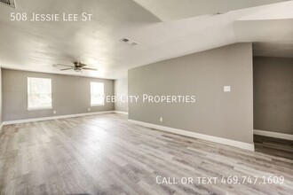 508 S Jesse Lee St in Kemp, TX - Building Photo - Building Photo