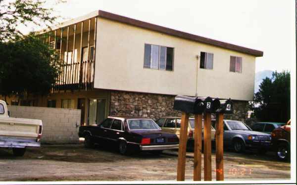 68185 Alcita Rd in Cathedral City, CA - Foto de edificio