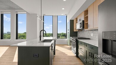 124 E Kingston Ave, Unit C1-B in Charlotte, NC - Foto de edificio - Building Photo