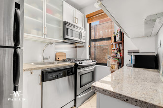 231 E 76th St-Unit -8D in New York, NY - Building Photo - Building Photo