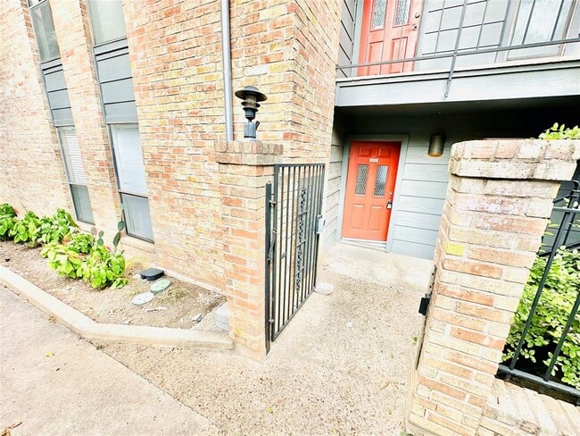 1101 Hollow Creek Dr in Austin, TX - Building Photo - Building Photo