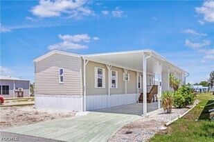 4944 Porky Ln NW in Saint James City, FL - Building Photo