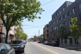 943 Metropolitan Avenue in Brooklyn, NY - Building Photo - Building Photo