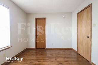 301 Sunbeam Ln in Greenwood, IN - Foto de edificio - Building Photo