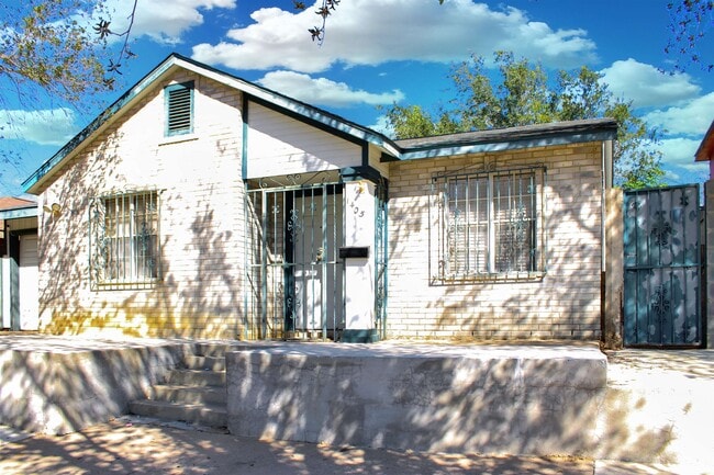 1405 Reagan Dr in Laredo, TX - Building Photo - Building Photo