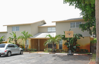 Deerfield Place Apartments & Townhomes in Deerfield Beach, FL - Building Photo - Building Photo