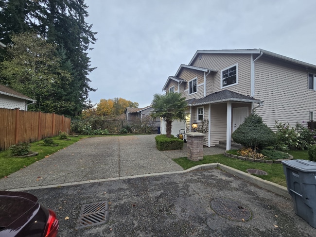 12810 15th Pl W in Everett, WA - Foto de edificio - Building Photo