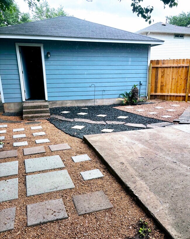 412 Bradfield Dr in Buda, TX - Building Photo - Building Photo