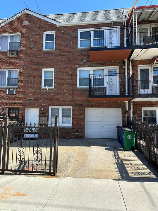 905 E 82nd St in Brooklyn, NY - Building Photo