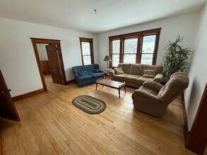 1102 Oakes St in Marinette, WI - Foto de edificio - Building Photo