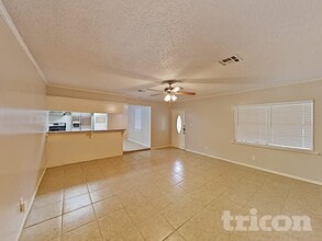 411 E Carby Rd, Unit 1521 in Houston, TX - Building Photo - Building Photo