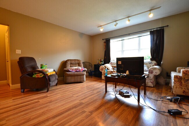 190 Lake Shore Rd, Unit 1 in Boston, MA - Building Photo - Building Photo
