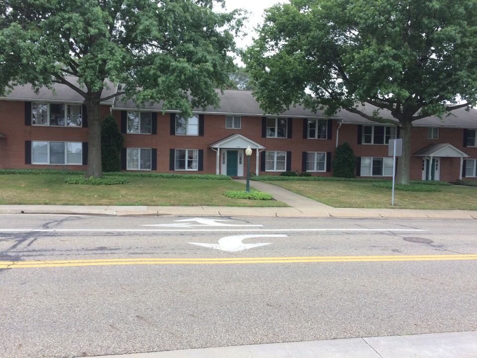 7065 Starcliff Ave NW, Unit #4 in North Canton, OH - Foto de edificio