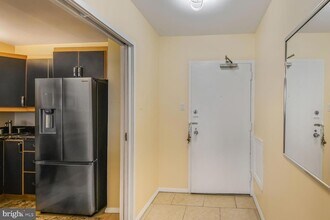 4515 Willard Ave, Unit 1111S in Chevy Chase, MD - Foto de edificio - Building Photo