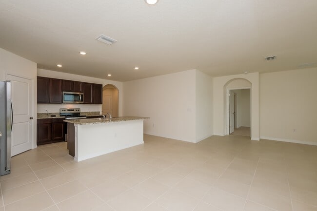 1707 Johnson Pointe Dr in Plant City, FL - Building Photo - Building Photo