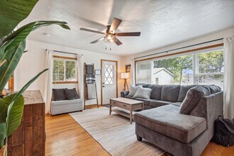 240 Koshkonong Dr in Edgerton, WI - Foto de edificio - Building Photo