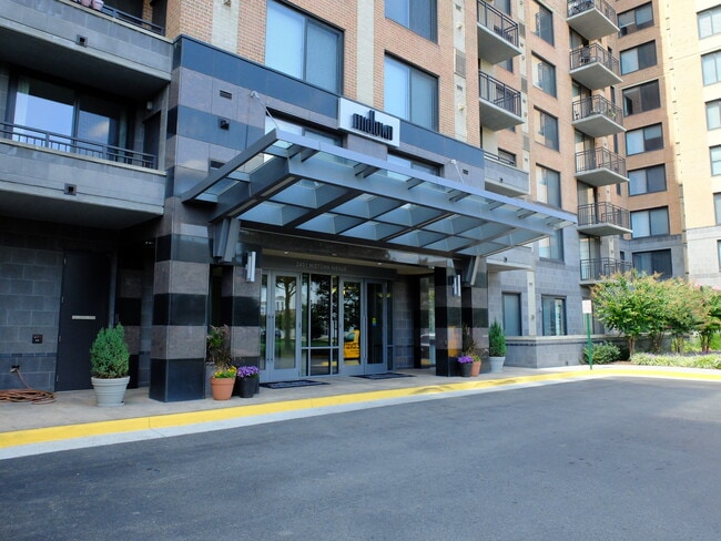 2451 Midtown Ave, Unit #415 in Alexandria, VA - Foto de edificio - Building Photo