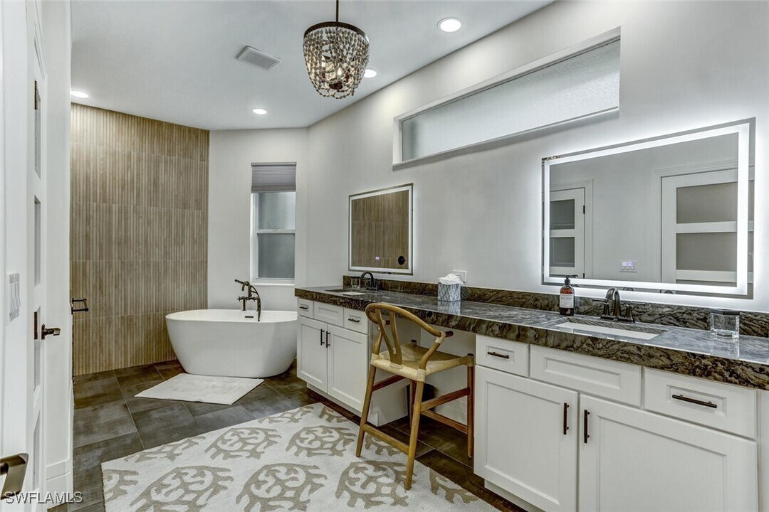 10262 Vanderbilt Dr in Naples, FL - Building Photo