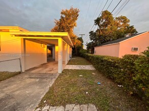 890 NW 55th St, Unit 1 in Miami, FL - Foto de edificio - Building Photo