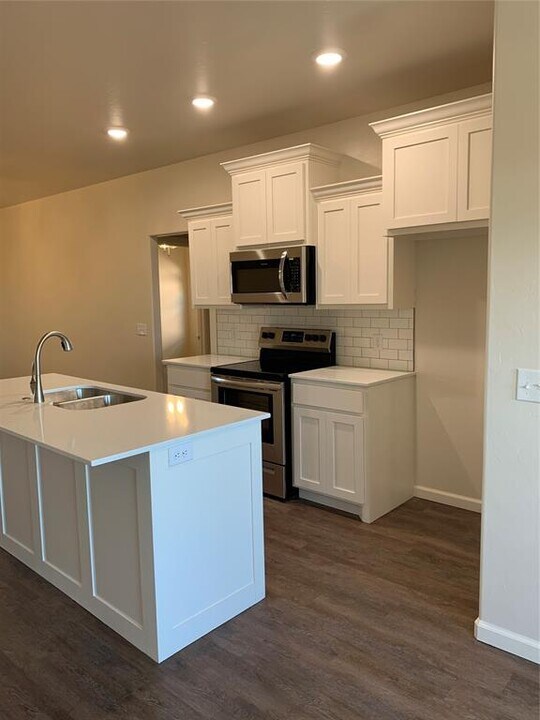 1321 Wade St in Newcastle, OK - Building Photo