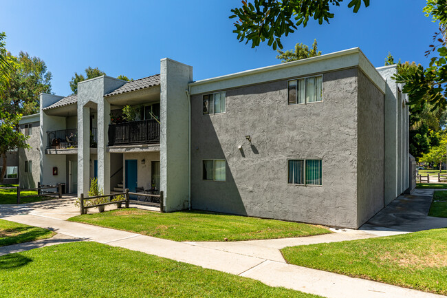 Carroll Apartments in San Diego, CA - Foto de edificio - Building Photo