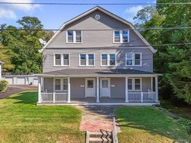 3245 Albany Post Rd in Buchanan, NY - Building Photo