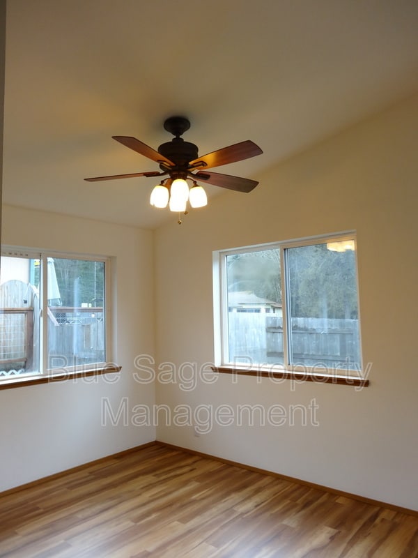 906 E Bryson Ave in Port Angeles, WA - Building Photo - Building Photo