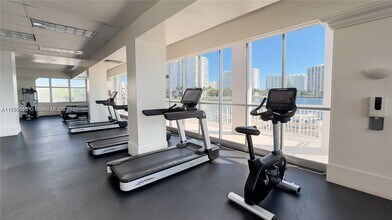 18031 Biscayne Blvd in Aventura, FL - Building Photo - Building Photo