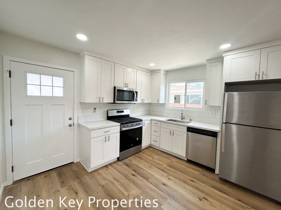 305 Holly St in Oceanside, CA - Building Photo