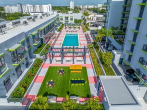 Fourteen Main Street Residences in Miami, FL - Foto de edificio - Building Photo
