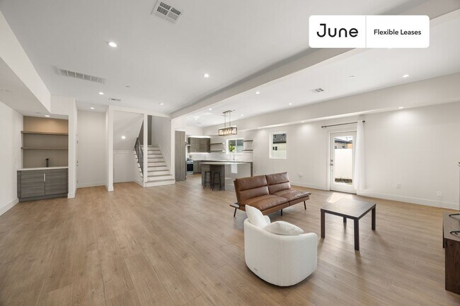 5637 Riverton Ave in Los Angeles, CA - Building Photo - Building Photo
