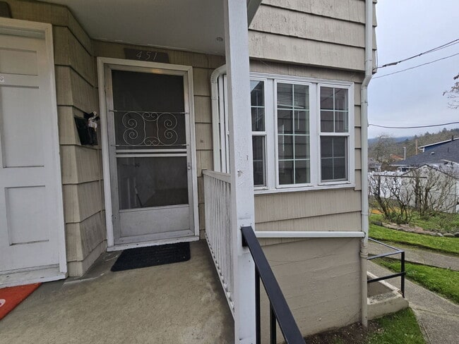 451 NE Winchester St in Roseburg, OR - Building Photo - Building Photo