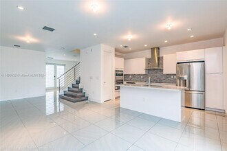 6402 NW 104th Path in Medley, FL - Building Photo - Building Photo