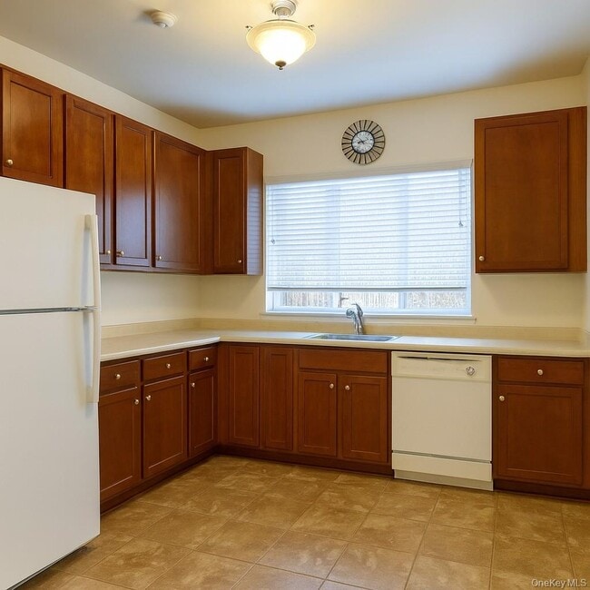 213 Arlington Ct in Bardonia, NY - Foto de edificio - Building Photo