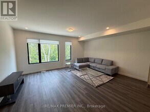 339 Veterans Dr in Barrie, ON - Building Photo - Building Photo