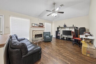 21430 Meadowhill Dr in Spring, TX - Building Photo - Building Photo