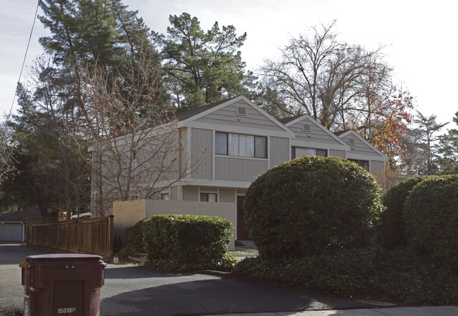 944 Hough Ave in Lafayette, CA - Foto de edificio - Building Photo