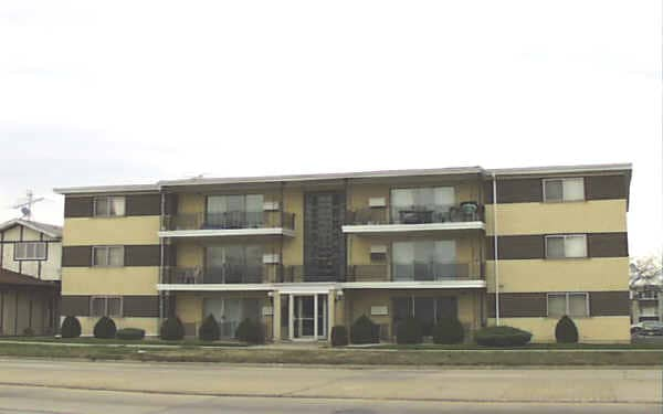 9407 S Roberts Rd in Hickory Hills, IL - Foto de edificio - Building Photo