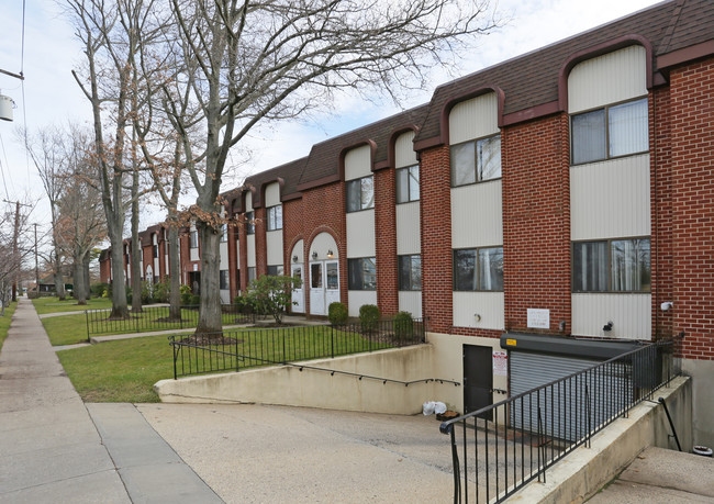 Cedarhurst Courtyard in Cedarhurst, NY - Building Photo - Building Photo