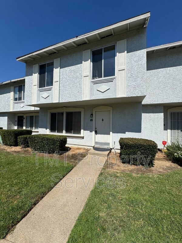 7648 La Mancha Way in Sacramento, CA - Foto de edificio - Building Photo